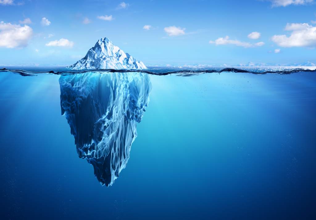 Versteckter Eisberg unter Wasser bildlich für IT-Analyse