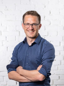 Rouven_hoch_verschränkt